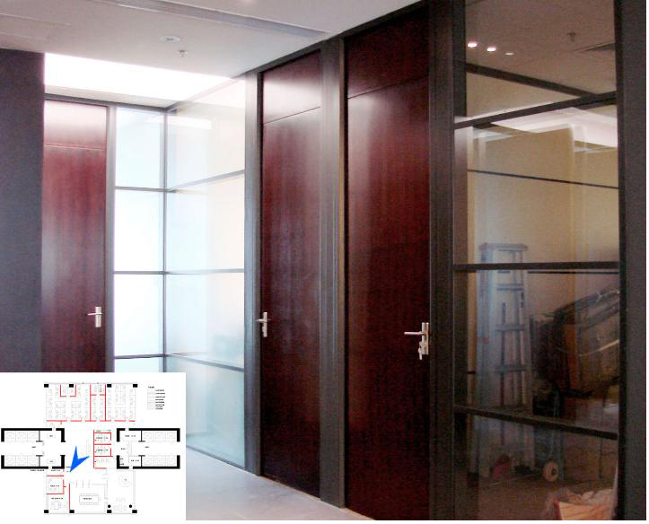 密拼实木门的设计是本案的一大亮点,它在以后的方案设计中起到一定的主导作用,会议室主讲台隔墙,中间是浅蓝烤漆玻用以书写,笔托设计的是镶嵌式的,是为了防止人员碰撞。两边是黑色KM板加以装饰,使得整面隔墙朴素,内敛,大气!